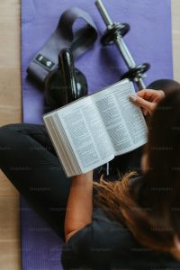 Best Triathlon Books for Motivation and Training 2026