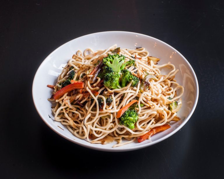 Sweet Chilli Prawn Stir-Fry with Rice Noodles: Quick Athlete Recovery Meal