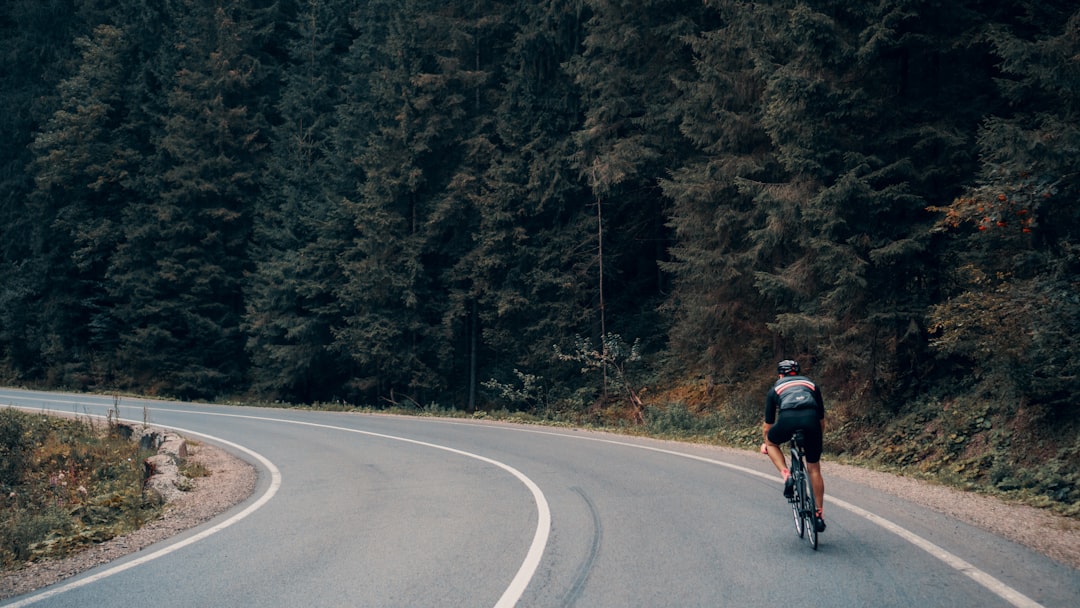 How to Choose an Aero Road Helmet for Triathlon: Vents vs Aero Explained