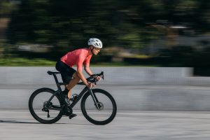 Lazer Vento KinetiCore vs MET Manta MIPS: Budget Aero Helmet Showdown